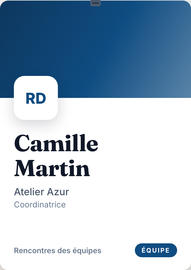 Badge Riviera de Camille Martin, Atelier Azur, Coordinatrice, catégorie Équipe, pour les Rencontres des équipes.