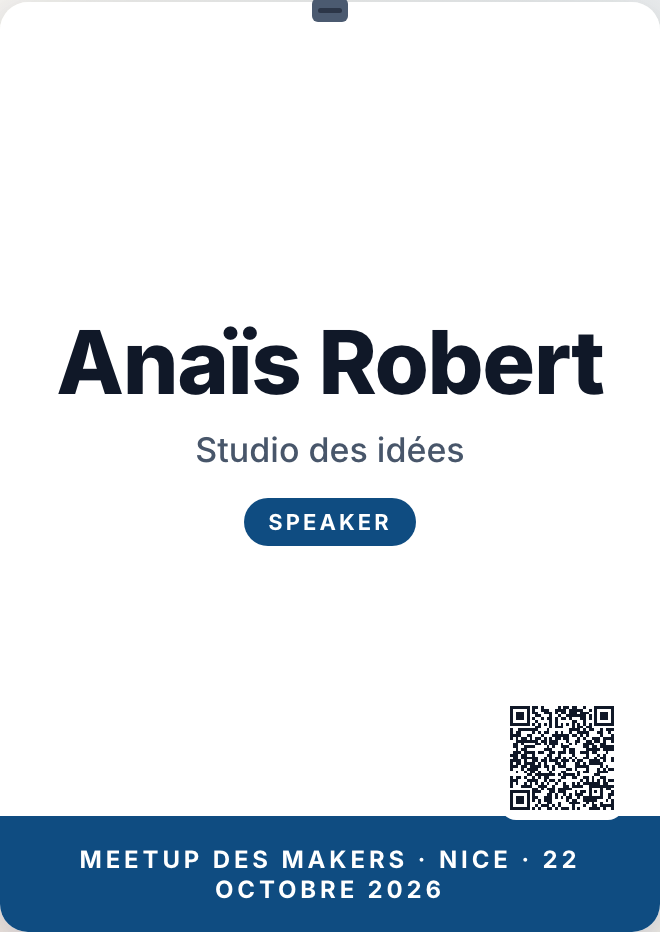 Badge Azur d’Anaïs Robert, Studio des idées, Speaker, avec un QR de démonstration Luma pour le Meetup des makers.